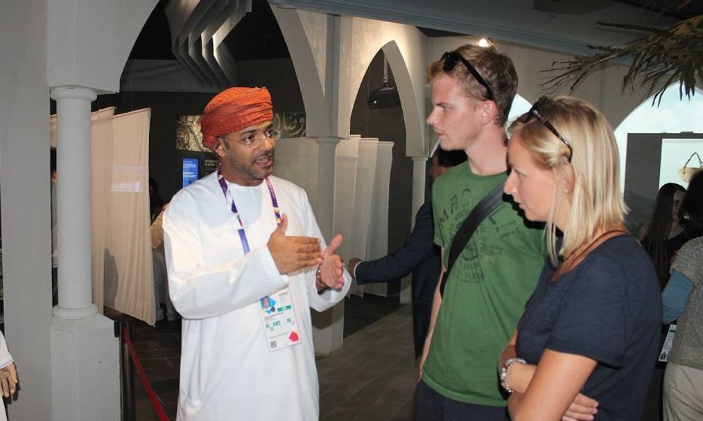 Un giovane turista austriaco premiato come duemilionesimo visitatore nel padiglione dell&#39;Oman (Omnimilano)
